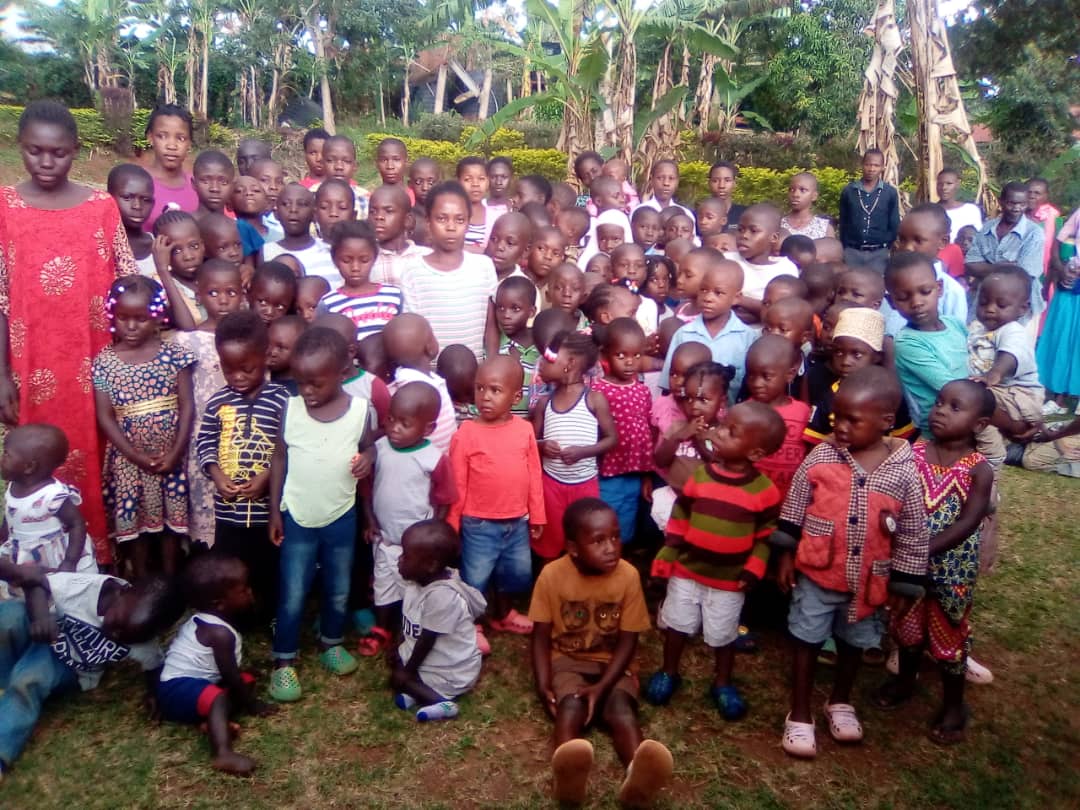 Changeworldfoun's tweet photo. Held a proper parenting community workshop with parents and guardians in wakiso on topics like child safety, health care, child abuse and proper up bringing of children in a digital era. https://t.co/VMHIeQOIzz