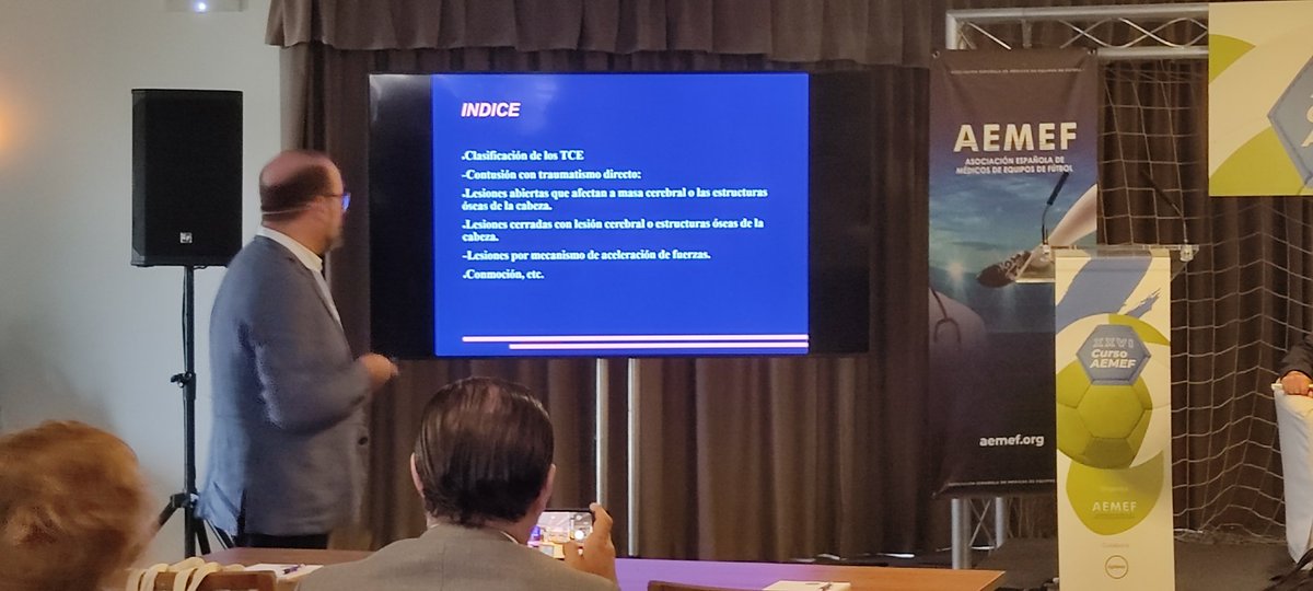AEMEF_'s tweet image. El Dr. @dr_jm_alvarez expone sobre Cómo debemos actuar en el terreno de juego en el #XXVICursoAEMEF. 
Tras él, el Dr. Rafael Ramos (@TraumamedVallad), expresidente de @AEMEF_ ) habla sobre RC y TAC tras TCE, ¿qué debo hacer?.