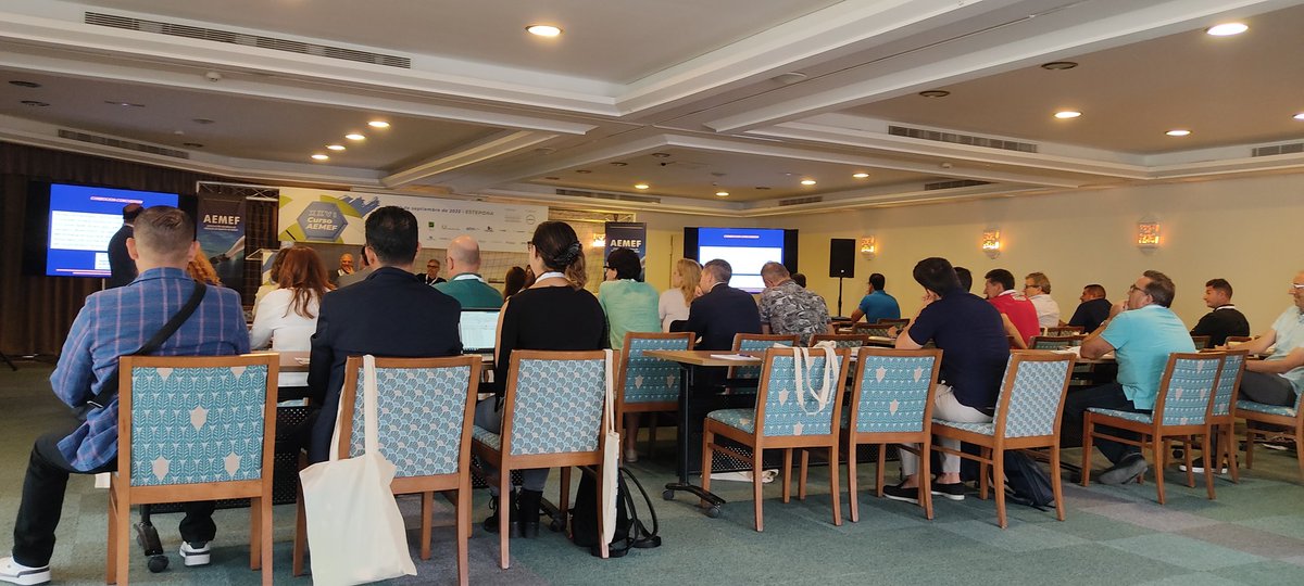 AEMEF_'s tweet image. El Dr. @dr_jm_alvarez expone sobre Cómo debemos actuar en el terreno de juego en el #XXVICursoAEMEF. 
Tras él, el Dr. Rafael Ramos (@TraumamedVallad), expresidente de @AEMEF_ ) habla sobre RC y TAC tras TCE, ¿qué debo hacer?.