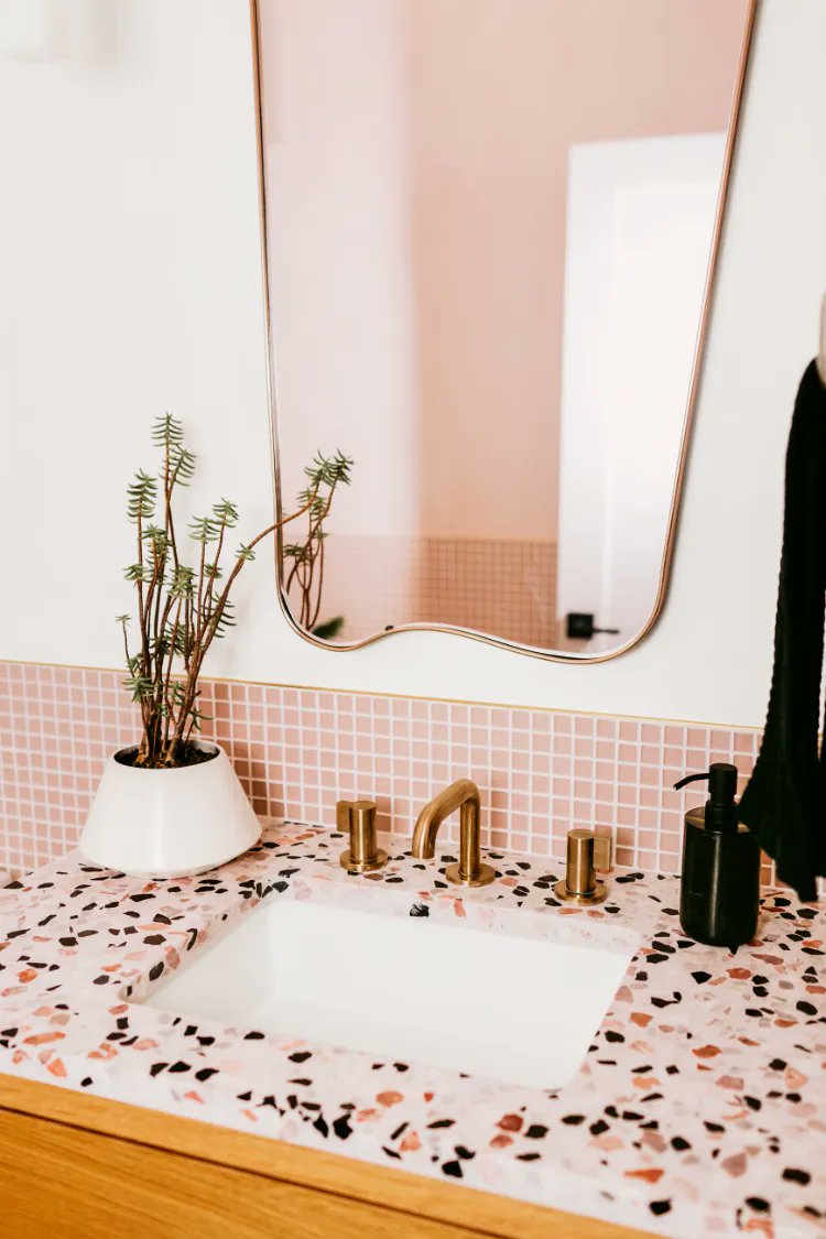 SPI_Minimes's tweet photo. Ajouter de la couleur à la salle de bain blanche pour la dynamiser apporte une touche de gaieté et illumine la pièce ! ✨

Découvrez tous les styles chic et moderne pour aménager votre salle de bain ! ⬇

#AménagementIntérieur #Décoration https://t.co/BP9kJ2TdqQ https://t.co/YeeaoyQaeh