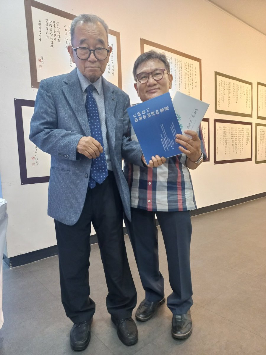 sungsm59's tweet photo. 유명하신 동시동요 시인작가이신 신현득 선생님의 구순기념 시화전(도봉구민회관 : 9월 14일~20일) 이 열리고 있습니다.
신현득 선생님께서는 나의 시집 "인생이 아프다" 시평을 써주신 분입니다.
시화전에 직접 참석하여, 마음깊이 감상하고 축하해 드리고 왔습니다. https://t.co/glLOethdG9
