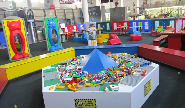 vow_881's tweet photo. We #ExploringJozi - come along!
This place is a world class science center that supports the math's, science, engineering and technology capacity.
The Discovery Center is housed in the Electric Workshop.
where do you think we are? https://t.co/261wavbojz