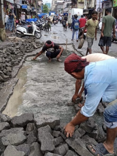 Aslam_Merchantt's tweet photo. #Thookpatti @mybmc Style In Full Swing At MA Road, #Madanpura
Keep Doing The Same Work over & Over Again In Monsoon, Waste Of Taxpayers Fund
Paver Blocks Are #Banned In City, It Will Get Loose & Come Out Again In A Few Days Due To #Rains Causing Potholes & Accidents
#CorruptBMC https://t.co/g5vXvh4SUs