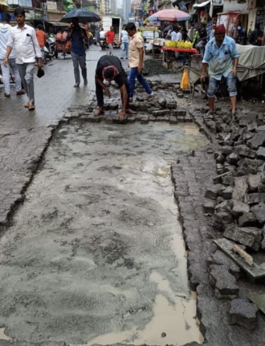 Aslam_Merchantt's tweet photo. #Thookpatti @mybmc Style In Full Swing At MA Road, #Madanpura
Keep Doing The Same Work over & Over Again In Monsoon, Waste Of Taxpayers Fund
Paver Blocks Are #Banned In City, It Will Get Loose & Come Out Again In A Few Days Due To #Rains Causing Potholes & Accidents
#CorruptBMC https://t.co/g5vXvh4SUs