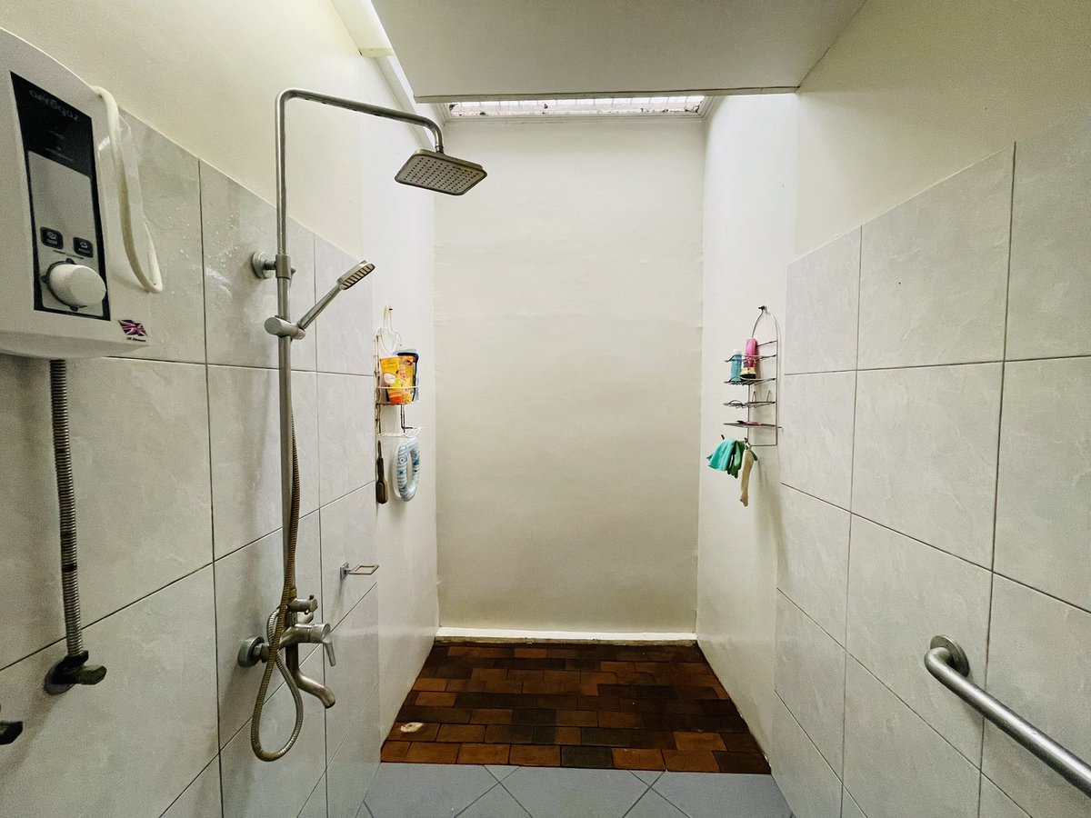 ineshamoyjunio's tweet photo. Today’s small win - cleaned my bathroom 🛁 https://t.co/xdlrmOF5gO