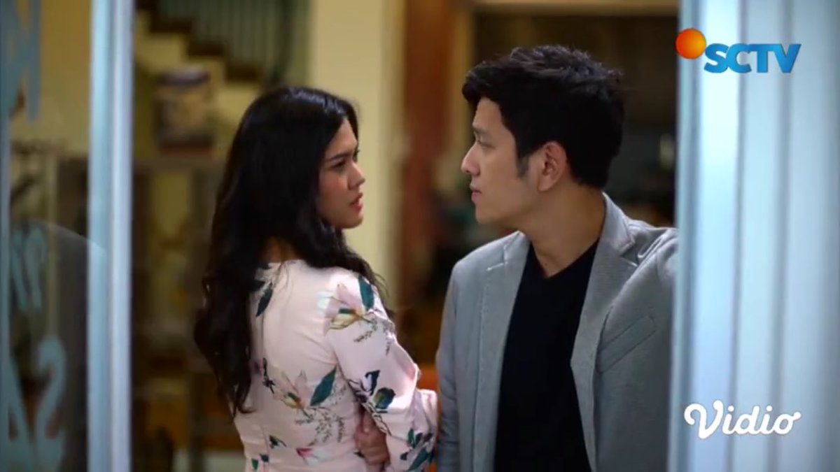 Flo_BajuRandom's tweet photo. Duo penjahat colab 🤭😂🤣😂
Hayooooo lohhhh....ada aja rencana jahatnya buat morotin Ali tapi stuck juga karna Ali lagi Amnesia! 😂🤣
Yuki yg tunangannya aja dia gak kenal kan, ya bingung 😂
#LoveIsPink #MiniSeri https://t.co/TkT4ik2rgu
