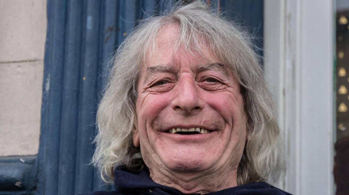 Vincent_1393's tweet photo. Un homme simple, de valeur, souriant, qui en faisait une personne authentique et rare. 

Aimé de tous, des minots aux plus anciens, tu étais le symbole du franc-parler, que l'on aimait tant écouter après les matchs de l'OM.

Tu nous manques tant tonton. 🙏💙 https://t.co/Hj1X1eOnso