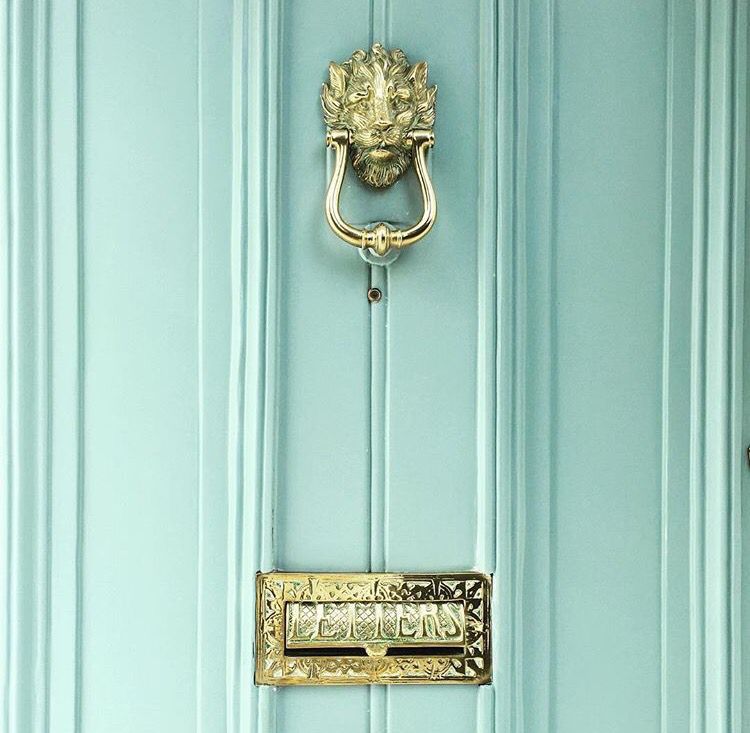 BHCDesignSchool's tweet photo. Who doesn't love a statement door!
#luxuryhomes #luxuryfurniture #originaldesign #maximalism #loveofdesign #furniture #furnituredesign #designschool #interiordesign #studycapetown #shortcourses #fulltimecourses https://t.co/wPzpVQ2OR2