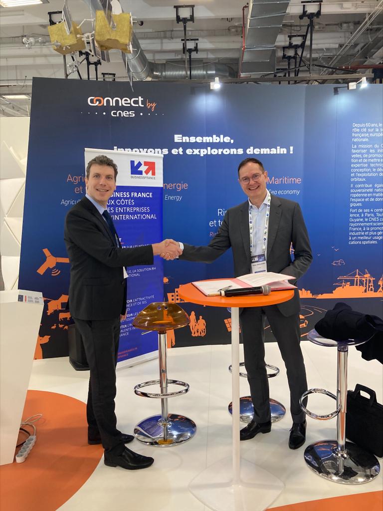 ConnectbyCNES's tweet photo. 🔴Direct #IAC2022
Signature d'un ambitieux partenariat avec @businessfrance pour renforcer le rayonnement de l’écosystème spatial à l’export.
Au travers de cette coopération, nous unissons nos forces pour maintenir l’industrie spatiale 🇫🇷 aux 1es loges des marchés internationaux. https://t.co/MmnjDFo06j