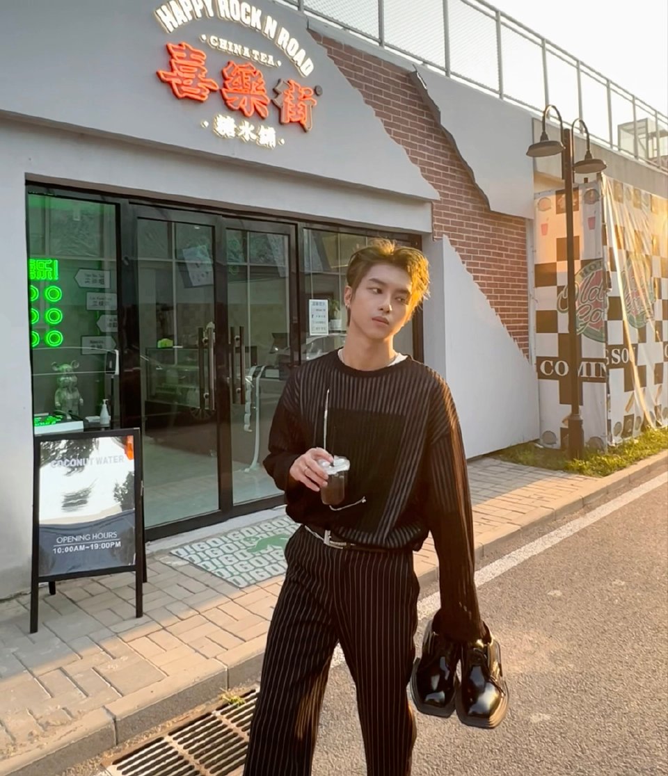 foryixuan's tweet photo. [220919]
Yixuan weibo update.

Until next time summer, BRB 👀✨🌴

Our summer boy! 💙

(1/2)

#YIXUAN #KINGSTON #亿轩 https://t.co/fftedCudD7