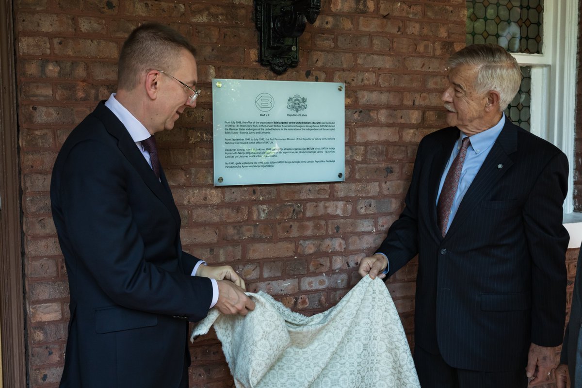 Latvian_MFA's tweet photo. Foreign Minister @edgarsrinkevics takes part in the unveiling of a commemorative plaque for 🇱🇻🇪🇪🇱🇹 organization #BATUN at @DaugavasVanagi house in #NewYork, and thanks the Latvian organizations in exile for representing 🇱🇻 interests worldwide.
➡️ https://t.co/NgqpsMHxVg https://t.co/zdqPygkjYM