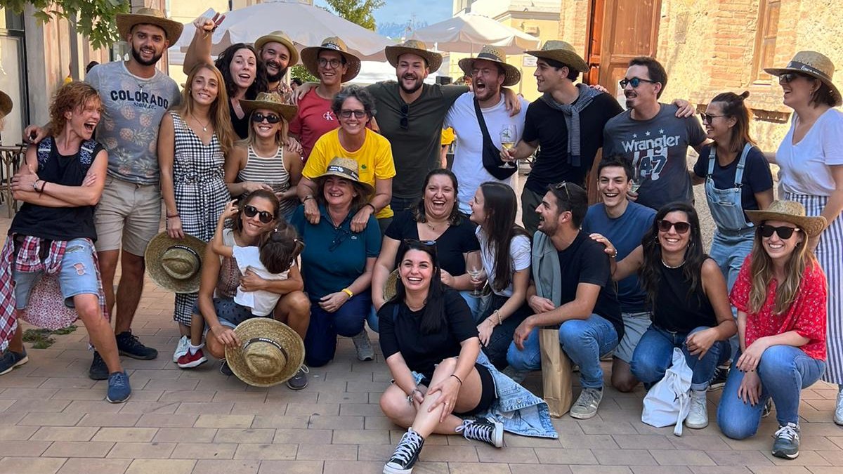 LFChannel's tweet photo. Ayer, el equipo de #LFChannel participamos en la @VeremaSolidaria 🍇, en la @FincaParera de Sant Llorenç d'Hortons, para captar fondos para la asociación @saoprat contra la pobreza y la exclusión social. ¡Qué gran experiencia 💜! https://t.co/WA8PMQywyD