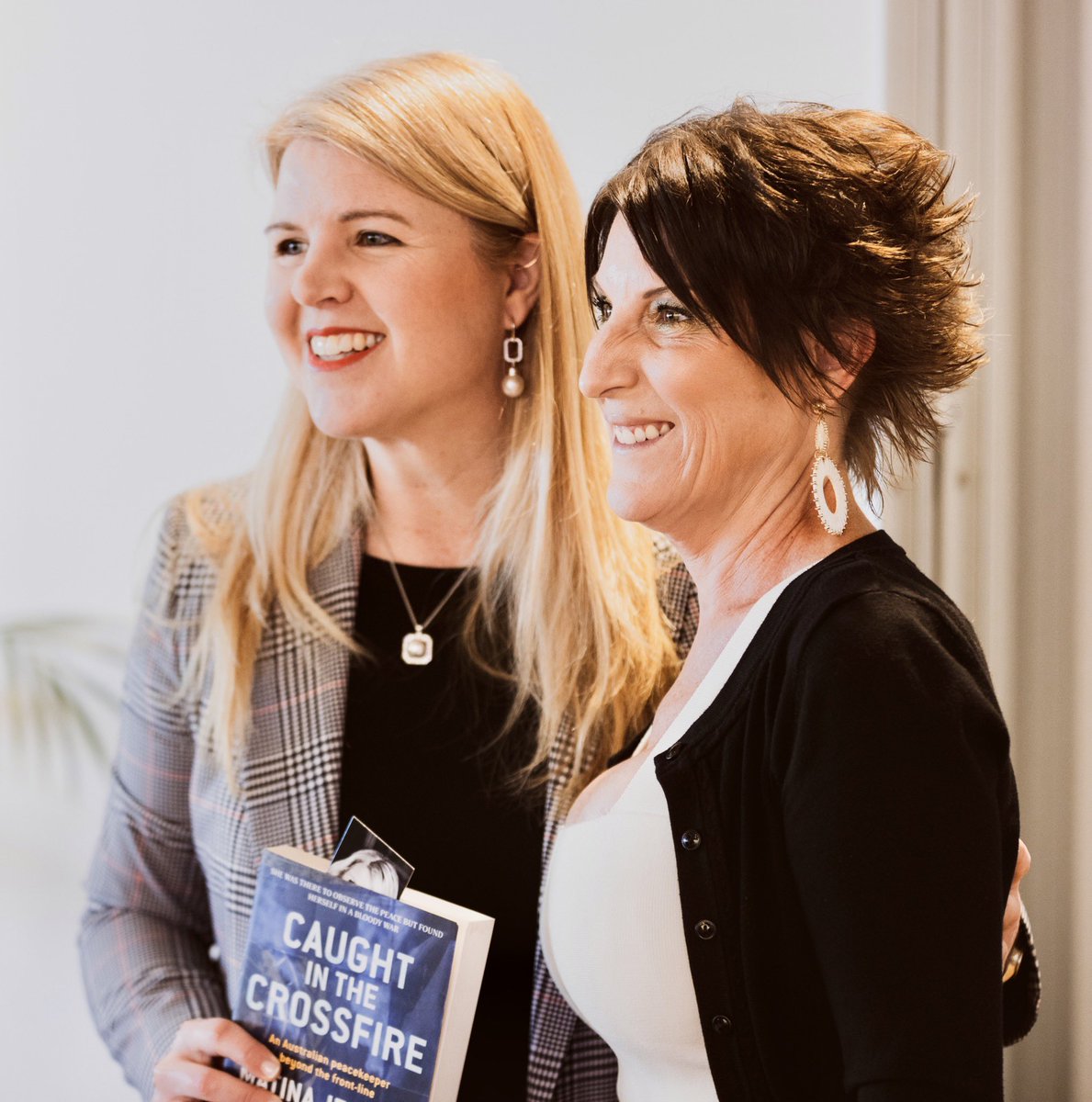 I love the opportunity to further connect with people through a book signing.
A huge thank you to photographer James O’Gorman <a href="/jogmedia/">Robert Goldstein</a> for these fabulous behind them scenes shots at the @lindisfarnegrammar business breakfast. 
.
#matinajewell #caughtinthecrossfirebook #memoir