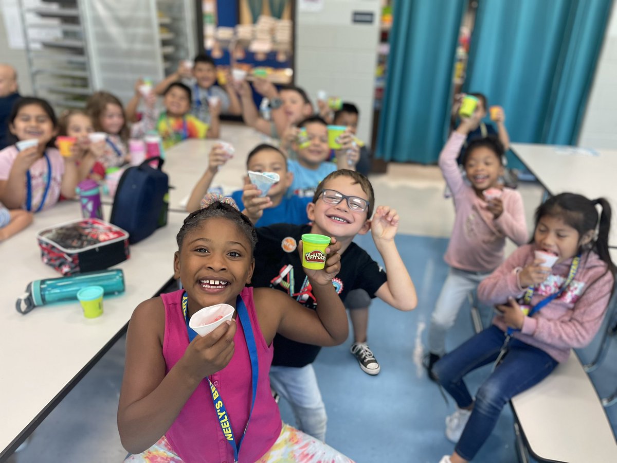 kimbullock08's tweet photo. When it’s National play doh day and you are a Reward School, everybody gets play doh and snow cones @NeelysBendES @MNPSNorthwest @MNPS_SEL @MNPSPreK https://t.co/VmWvP3hMv1