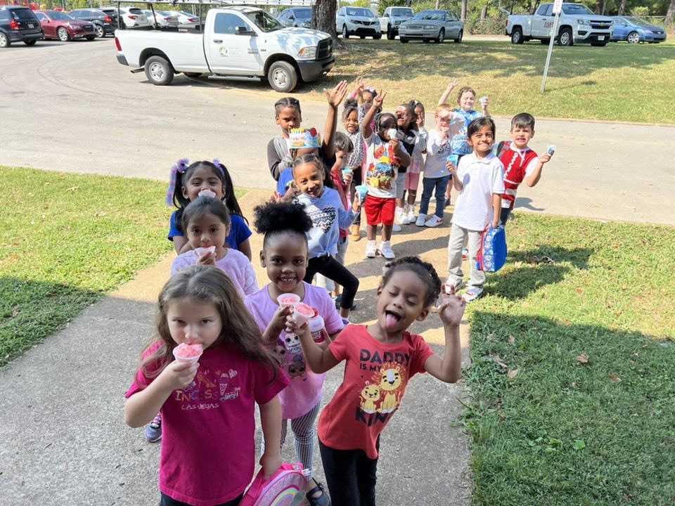 kimbullock08's tweet photo. When it’s National play doh day and you are a Reward School, everybody gets play doh and snow cones @NeelysBendES @MNPSNorthwest @MNPS_SEL @MNPSPreK https://t.co/VmWvP3hMv1