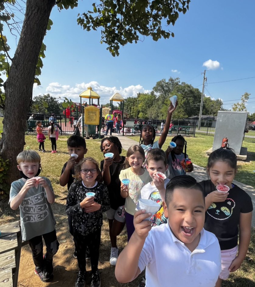 kimbullock08's tweet photo. When it’s National play doh day and you are a Reward School, everybody gets play doh and snow cones @NeelysBendES @MNPSNorthwest @MNPS_SEL @MNPSPreK https://t.co/VmWvP3hMv1