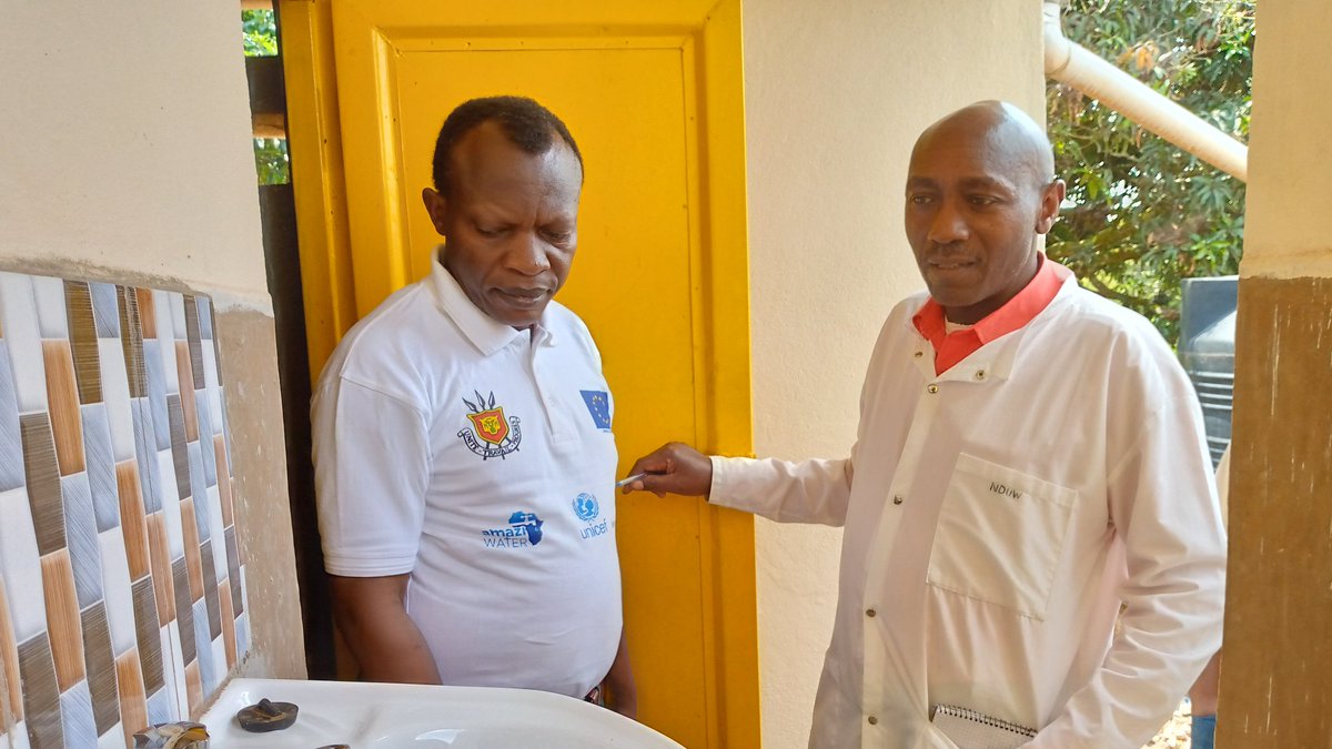 BuhumuzaProvinc's tweet photo. La semaine du 12 au 17/9/022,le Conseiller du gouverneur de @MuyingaProvince chargé du développement,le DG de la #DGEPA et @AHAMR5 ont procédé à la réception provisoire des blocs de latrines construits par #PEHAT de l'ONG IRC aux écoles et les centres de santé dans les 4communes https://t.co/CcVOKGjW3z