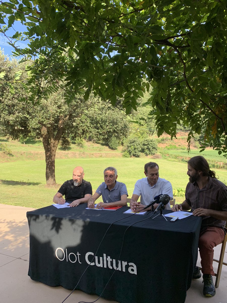 lluernia's tweet photo. Roda de premsa de Lluèrnia 2022.
@OlotCultura 
#lluernia22
#olot
#foc
#llum https://t.co/08G6piEdY9