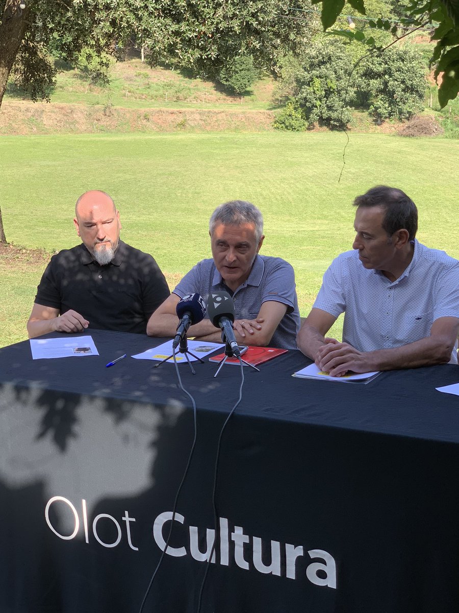 lluernia's tweet photo. Roda de premsa de Lluèrnia 2022.
@OlotCultura 
#lluernia22
#olot
#foc
#llum https://t.co/08G6piEdY9
