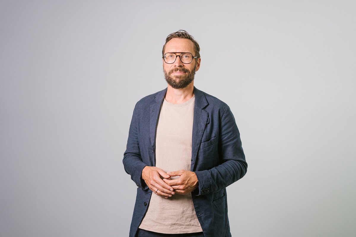 QuadrigaBerlin's tweet photo. Gebäude kommunizieren. Wie sie dabei ihre gewünschte Wirkung entfalten, dazu gibt es nun ein neues Institut und einen neuen Podcast an der #Quadriga. @alexgutzmer hat das „Center for Corporate Architecture and Spatial Identity" gegründet. Zur Meldung 👉 https://t.co/HlPfuTqQjQ https://t.co/JN0N8lrcUd