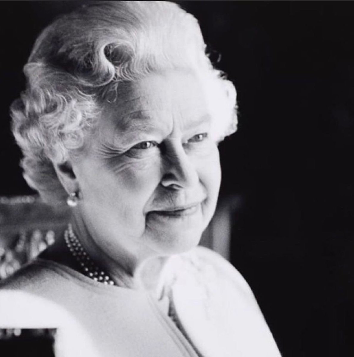 Lee_Hop_Lee's tweet photo. Rest in Eternal Peace Ma’am. HM Queen Elizabeth II 🙏🏻🕊️💐   Thank you for your dedicated service to us all. Sending love and support to all members of your family today. God Save The King #RestInPeace #QueenElizabethII #GodSaveTheKing #ThankYou https://t.co/KR5pLPkWUC
