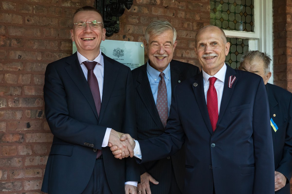 Latvian_MFA's tweet photo. Foreign Minister @edgarsrinkevics takes part in the unveiling of a commemorative plaque for 🇱🇻🇪🇪🇱🇹 organization #BATUN at @DaugavasVanagi house in #NewYork, and thanks the Latvian organizations in exile for representing 🇱🇻 interests worldwide.
➡️ https://t.co/NgqpsMHxVg https://t.co/zdqPygkjYM