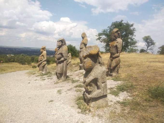 CentrumEuropy's tweet photo. #Ukraina: Rosjanie zniszczyli bezcenne dla archeologów kamienne baby na górze Kremeneć koło Iziumu. Rzeźby datowane są na XII wiek i związane były z kulturą pogrzebową plemienia Po��owców

📷Unian https://t.co/THqhAefTX3