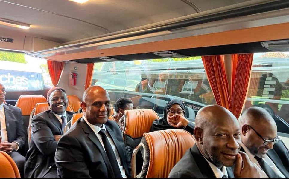 ayubu_madenge's tweet photo. Marais pamoja na Viongozi wa juu wa Mataifa yaliyoalikwa kwenda kwenye Msiba wa Malkia Elizabeth II huko Uingereza leo, wamewekewa utaratibu wa kusafirishwa kwa njia ya Bus kuelekea Msibani na watarejeshwa walipofikia kwa njia hiyo hiyo. Kwenye Picha hii Rais Samia na Ruto wapo https://t.co/jDh4RJL3TW