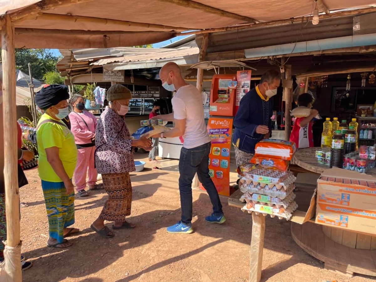 SDKconsult's tweet photo. SDK Consult har bestemt seg for at deler av overskuddet hvert år skal gå til å hjelpe mennesker som trenger det som mest. 
I fjor (2021) valgte vi å hjelpe en liten landsby i Thailand ved å kjøpe inn mat og leker🌟
 #veldedighet #sdkconsult #arkitekt #byggesøknad #ansvarligsøker https://t.co/FsIGGszZj2