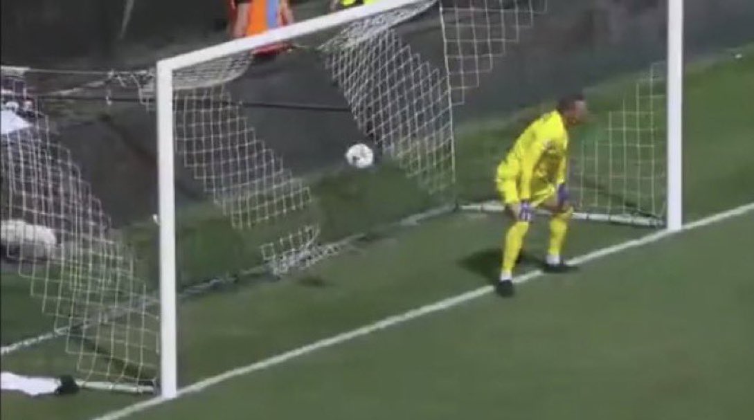 fpl_random's tweet photo. Danny Ward since the £4.0m gk hype: https://t.co/JKR6W8Ne3r