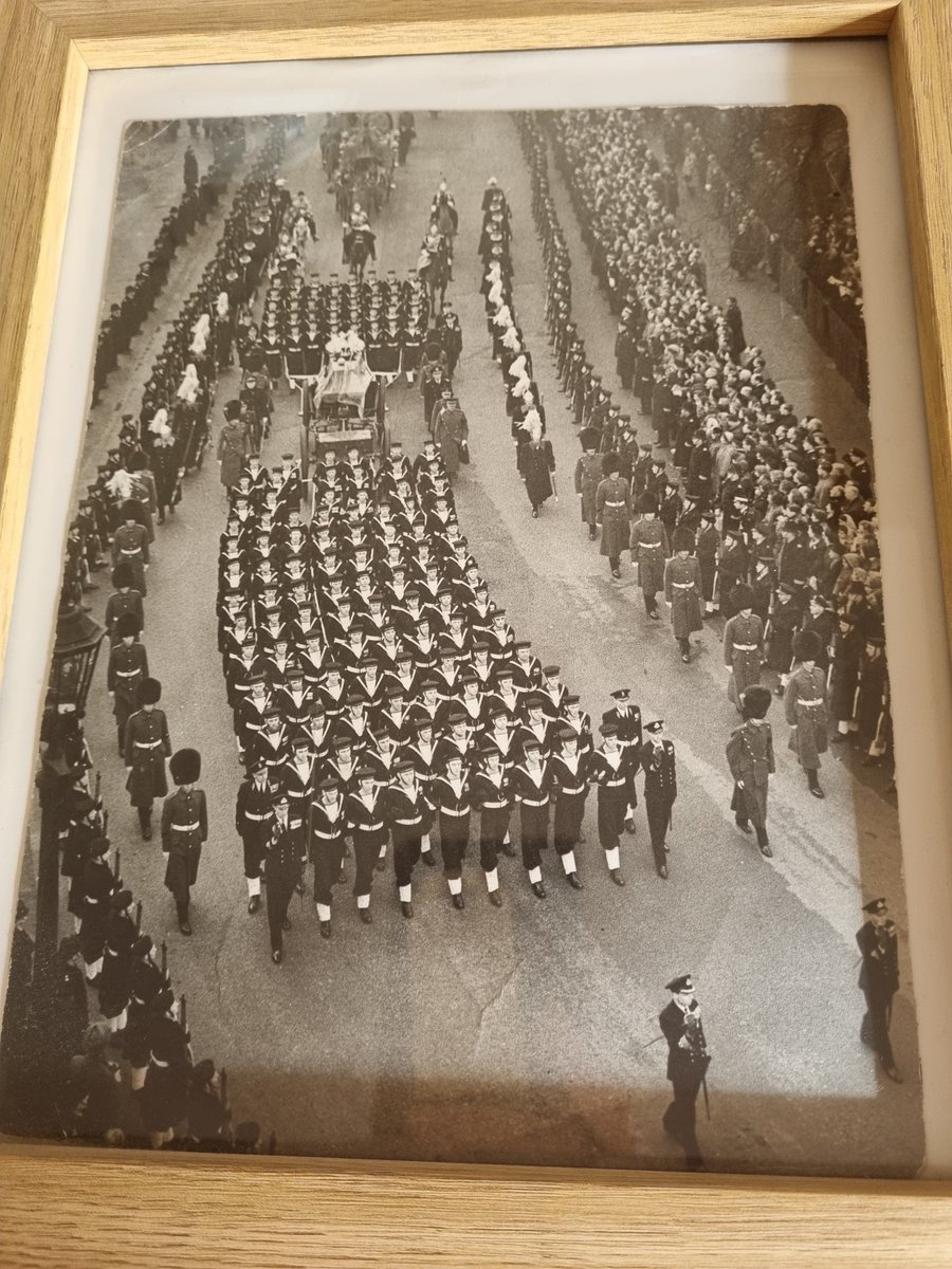 nickyfrizzle's tweet photo. My grandfather, James Simmonds was one of the HMS Pembroke crew members who pulled  the gun carriage with King George VI's coffin on in February 1952. https://t.co/uTkphoJt2D