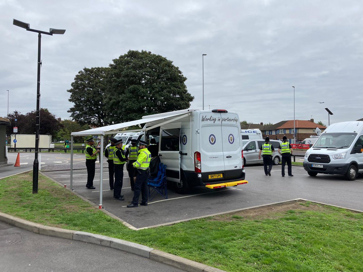Rich_Cooke1's tweet photo. Posted on the #BathRoad at #Hounslow today keeping our colleagues & armed services in fine fettle for our last farewell to #QueenElizabeth @westmidspolfed @PFEW_HQ
Sombre & quiet but members of the public starting to come out now. https://t.co/kljurCEy9w