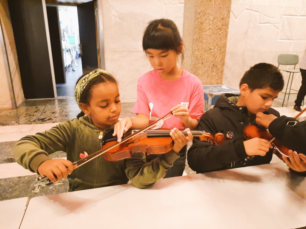 Patricia_GroUp's tweet photo. Met dank aan de @KiwanisNL #Rotterdam hebben gezinnen uit #Schiebroek gister een bezoek gebracht aan het Rotterdams Philharmonisch Orkest. De voorstelling "De Vuurvogel" was een unieke belevenis voor ons allemaal! Dank aan de #KiwanisRotterdam https://t.co/MoFO7IFhxt