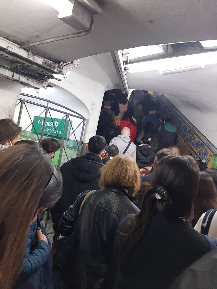 pausolmor's tweet photo. @Emova_arg Duró poco el arreglo, esto es ahora, 5 días después de funcionar.  Es repetitivo hace años esto, es una ciencia arreglarla? @basubte @ComunidadSubte  @#LineaD @Emova_arg https://t.co/wrD4675MSS