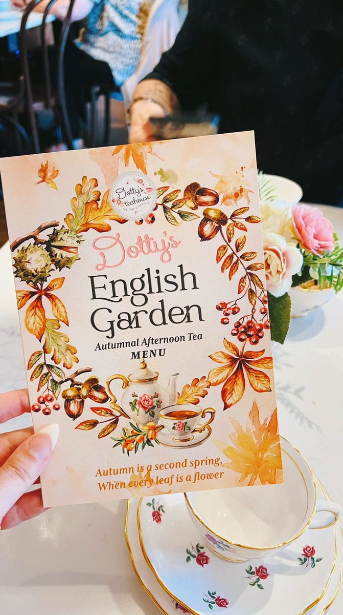 xYouseix's tweet photo. Autumnal Afternoon Tea 🫖🍁✨ https://t.co/VDw3cJGkhB