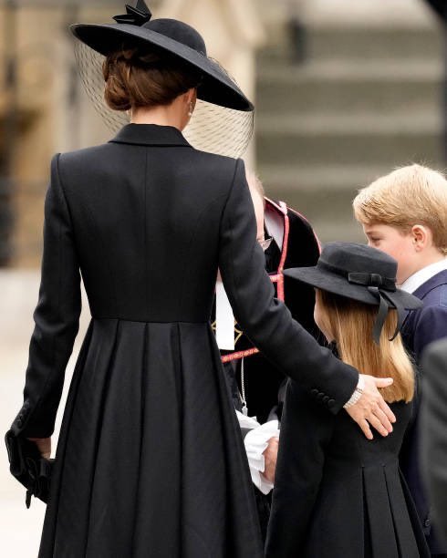claudiamoretto_'s tweet photo. Elegance. 
#KateMiddleton #PrincessCharlotte 

#QueenElizabethII #queensfuneral https://t.co/iz4nvSGpE7