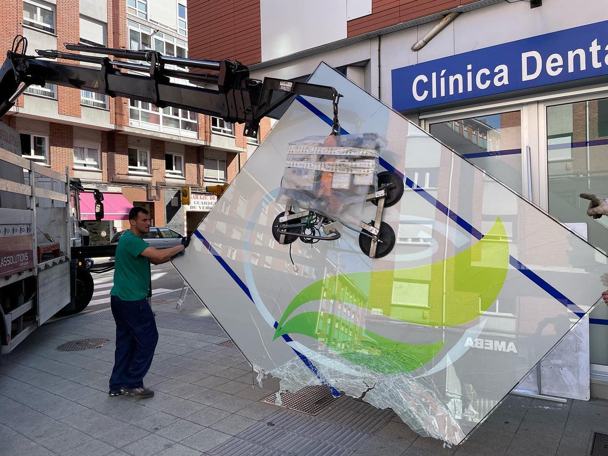 ventanaspinera's tweet photo. Así queda un vidrio laminado 6.6 después de que un coche se estrelle contra él   
El vidrio agrieta pero no se deshace en pedazos
Por eso es importante invertir en el vidrio adecuado para el cierre de tu negocio
Gracias una vez más Clínica Dental Rio Oro por confiar en nosotros https://t.co/zpXdDFSveA