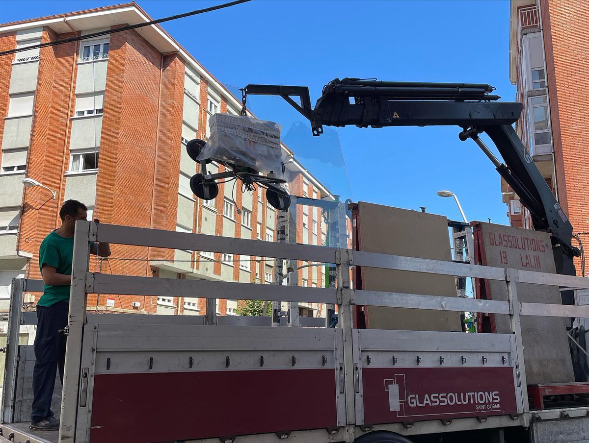 ventanaspinera's tweet photo. Así queda un vidrio laminado 6.6 después de que un coche se estrelle contra él   
El vidrio agrieta pero no se deshace en pedazos
Por eso es importante invertir en el vidrio adecuado para el cierre de tu negocio
Gracias una vez más Clínica Dental Rio Oro por confiar en nosotros https://t.co/zpXdDFSveA