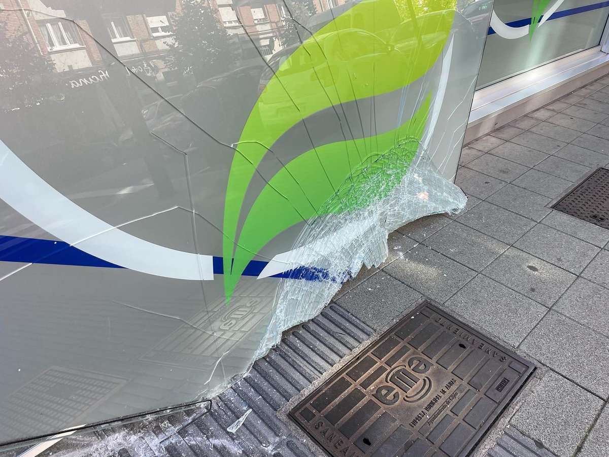 ventanaspinera's tweet photo. Así queda un vidrio laminado 6.6 después de que un coche se estrelle contra él   
El vidrio agrieta pero no se deshace en pedazos
Por eso es importante invertir en el vidrio adecuado para el cierre de tu negocio
Gracias una vez más Clínica Dental Rio Oro por confiar en nosotros https://t.co/zpXdDFSveA