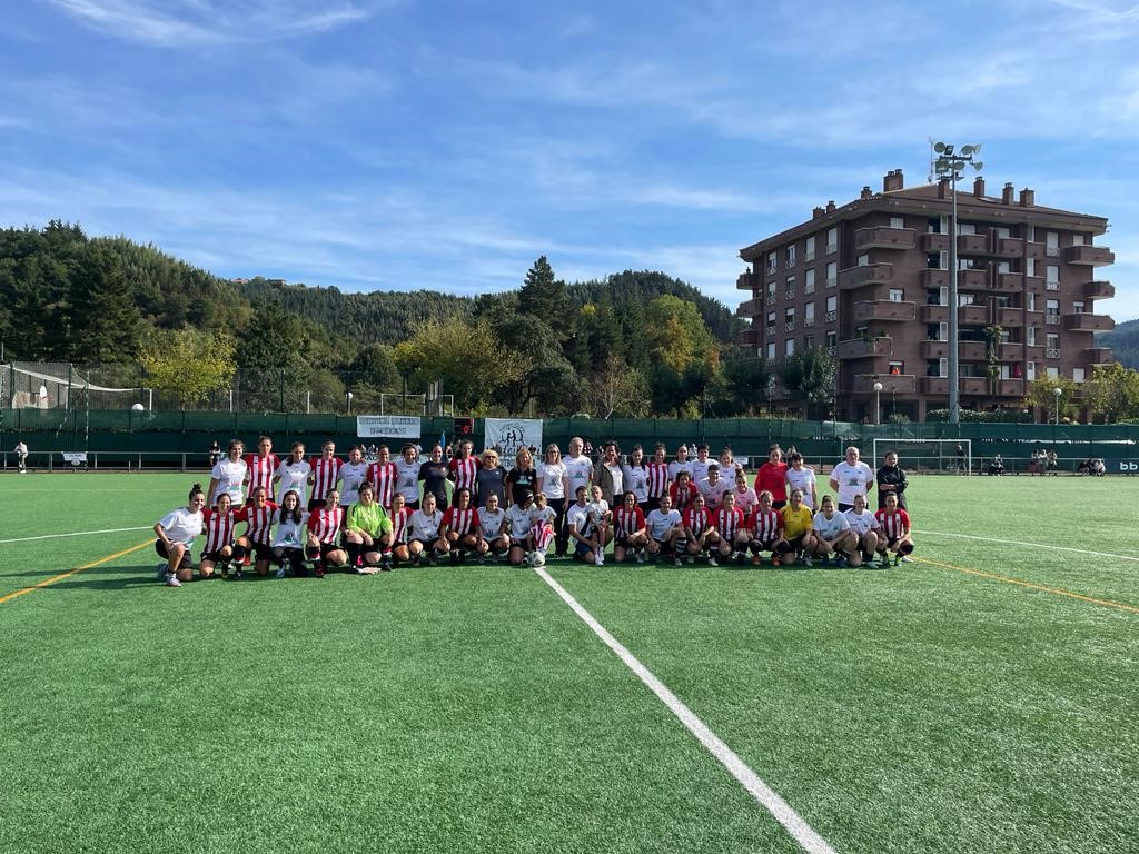 AthleticClubFem's tweet photo. 👏 Gran ambiente en el encuentro benéfico que nuestras veteranas disputaron en el campo de fútbol de Arandia en favor de la Asociación @hodeilargicln6 

🆚 @UgaoFemenino

🤗 Neurketak Hodeilargi Elkarteari laguntzeko balio izan zuen. 

#AthleticClubFem 🦁 https://t.co/RbO5WYlAob