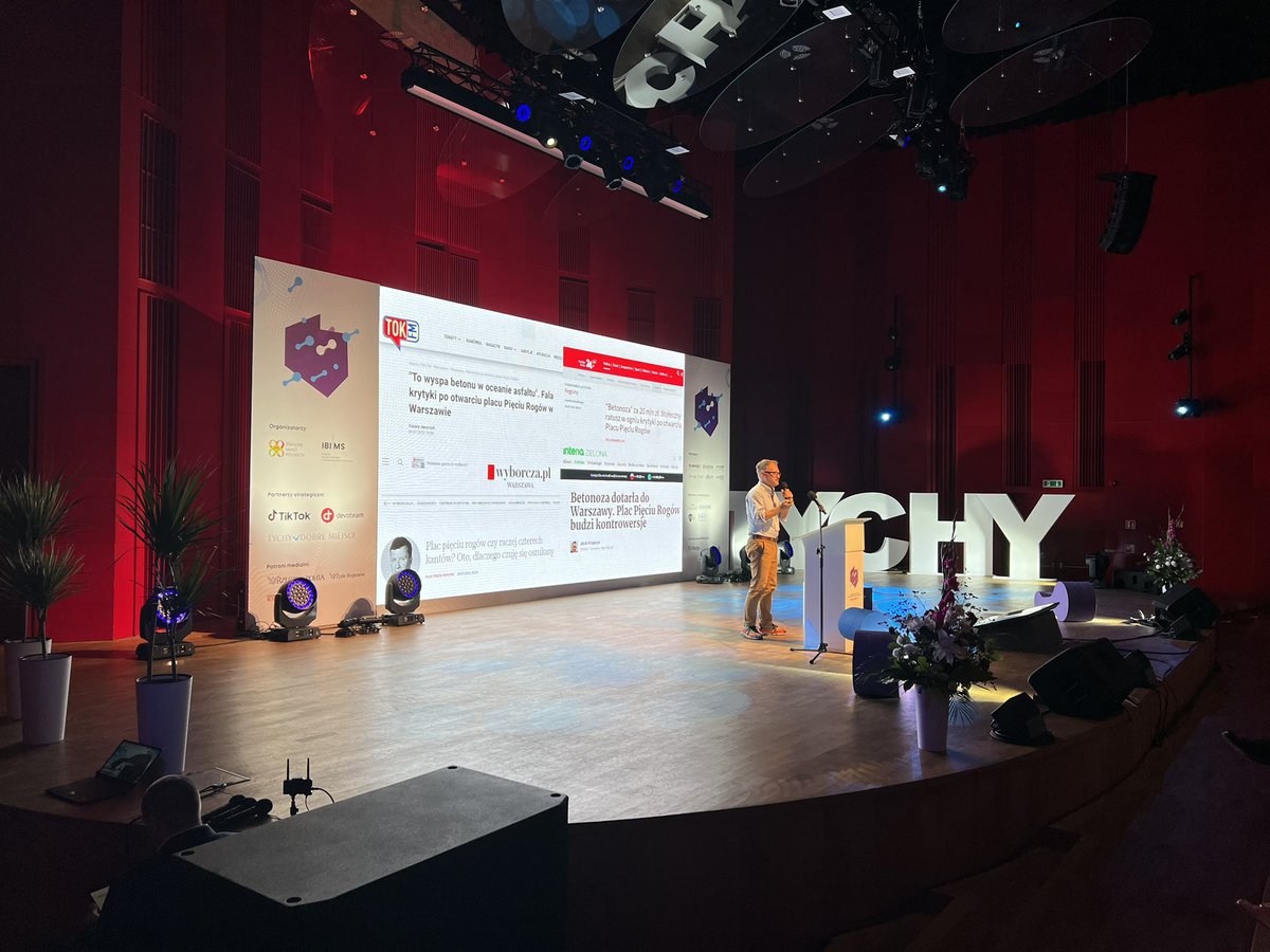 LoclaSome's tweet photo. Jak powinna wyglądać dobra komunikacja w social media? 
Dlaczego warto brać przykład z bardzo dobrej komunikacji  @ZDM_Warszawa ?
Na scenie @kurasinski 
#LocalSoMe22 https://t.co/X35iesQWo5