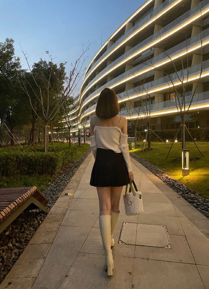 ZZXXX2022's tweet photo. 在极致身材诱惑下，不知道哥哥能坚持多久？觉得能持久的哥哥，记得私信我 电报 xioazx2022 https://t.co/2h7YfsBQbf