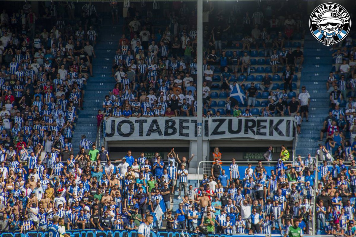 Iraultza1921's tweet photo. Mucha fuerza y ánimo a la familia y amig@s de Jota y un fuerte abrazo a nuestr@s amig@s de @TribAlbiazules
JOTA BETI GUREKIN
BETI GURE BIHOTZETAN https://t.co/qZuHmEOdKJ