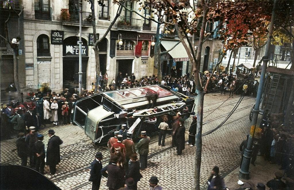 CatalunyaColor's tweet photo. Avui engeguem aquest compte, on anirem penjant fotografies rellevants de la història de Catalunya acolorides a partir de tècniques d'IA. Us en deixem una mostra. Seguiu-nos si en voleu més! https://t.co/XaLlErIu6N
