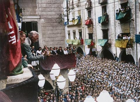 CatalunyaColor's tweet photo. Avui engeguem aquest compte, on anirem penjant fotografies rellevants de la història de Catalunya acolorides a partir de tècniques d'IA. Us en deixem una mostra. Seguiu-nos si en voleu més! https://t.co/XaLlErIu6N
