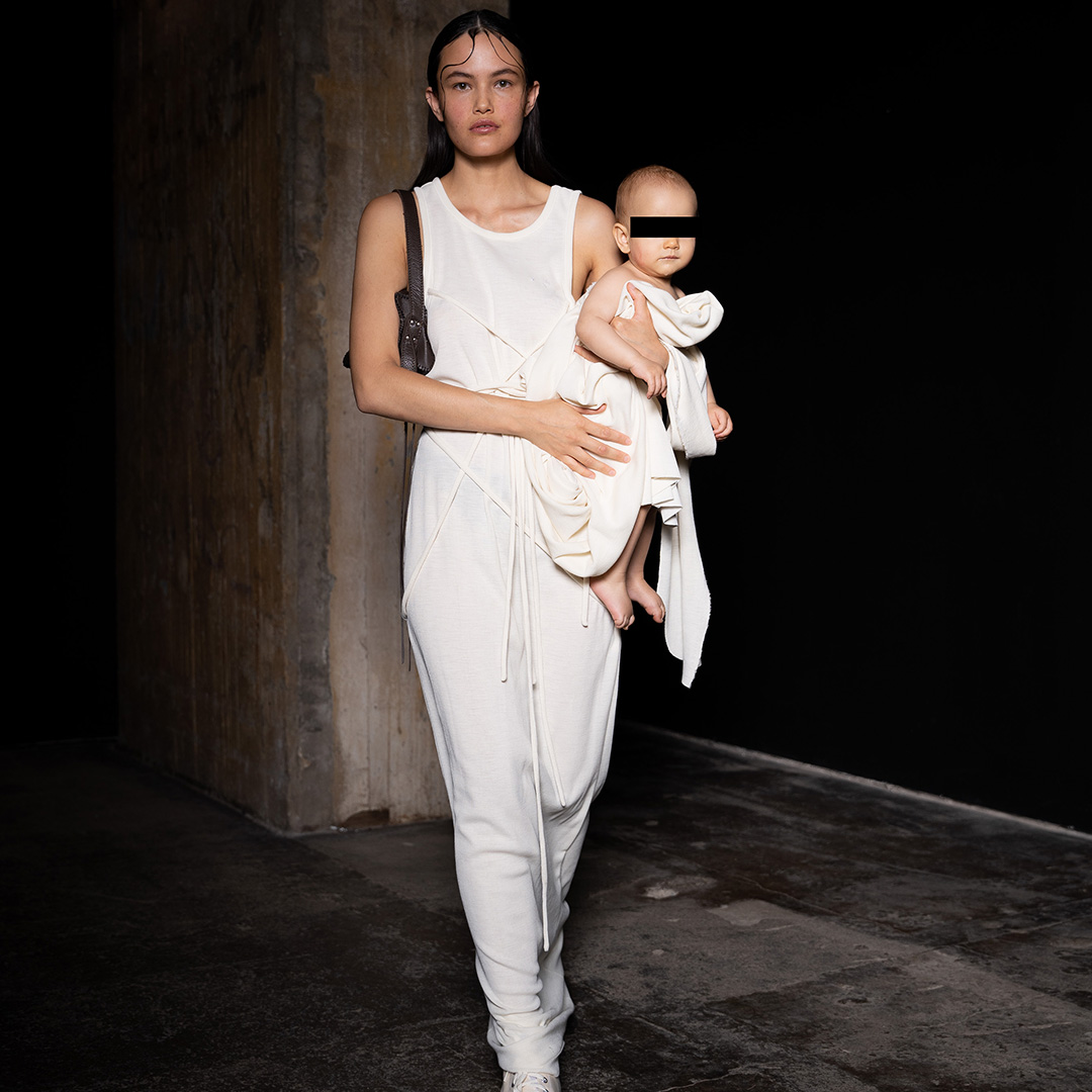 berlinfashionwe's tweet photo. Designer Rosa Marga Dahl for ▪️ @sf1og, knows how to push boundaries showing off her SS23 collection #UNTITLED at @thefeuerlecollection 🔥
#sf1og #bfw #fashionshow #studio2retail #presentation #fashioncouncilgermany #converse #thefeuerlecollection https://t.co/O6JWRoHNfx