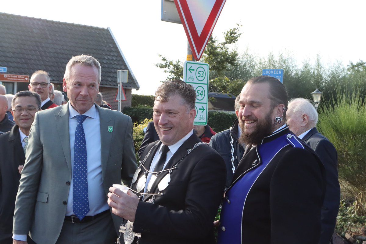 Het is op de Kruisstraat in Groessen al Driekoningen vanmorgen bij de barricade tijdens de kermis <a href="/scgroessen/">Sportclub Groessen</a> <a href="/DOED88933624/">DOED Duiven Groessen Loo</a> <a href="/dasgroessen/">Das Groessen</a> <a href="/svLoovoetbal/">s.v. Loo</a> <a href="/DVV_Duiven/">DVV</a>