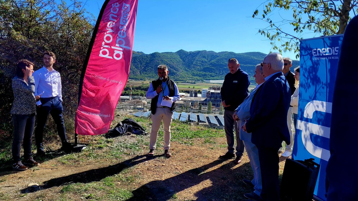 AlpesProvence04's tweet photo. ✅️ Étape numéro 2 de cet Electric Tour 04 à Château-Arnoux-Saint-Auban sur le belvédère qui domine la plate-forme Arkema pour discuter de la transition écologique sur le site.
Présentation de cette politique par Pascal Millet DG d'Arkema Saint-Auban
#alpesdehauteprovence https://t.co/FcSYidePNO