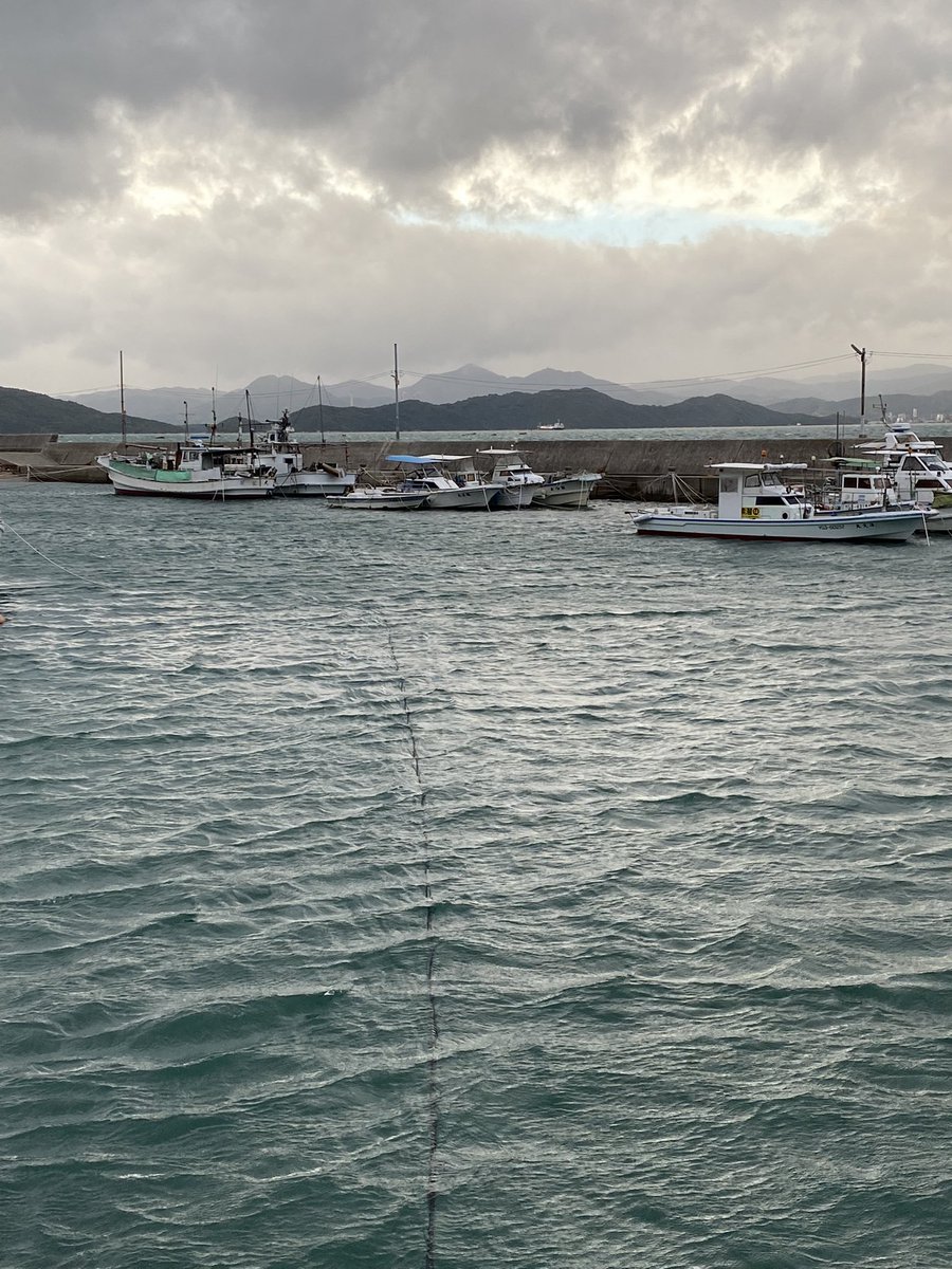 hiroshi_ice's tweet photo. 台風が過ぎた海。まだちょっと風強し。 https://t.co/iy1IeuILgm
