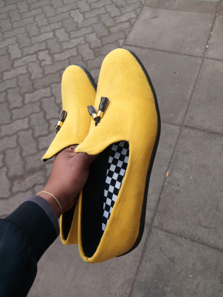 Size 42, one pair remaining @ksh 1200 only! Clearance sale Acquint your feet to the comfort of made in Kenya in our African loafers.
#Sale
#formnimadeinkenya
#VaaKenya